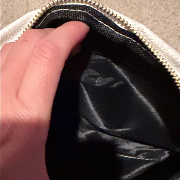 Gucci White Leather Crossbody Bag with Gold Accents - Picture 4 of 5